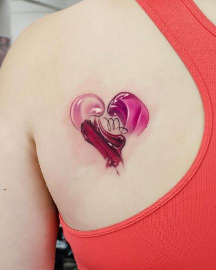 Tatuaje de corazón pincelazo realizado por Foret Tattoo tatuaje realizado por Foret Tattoo