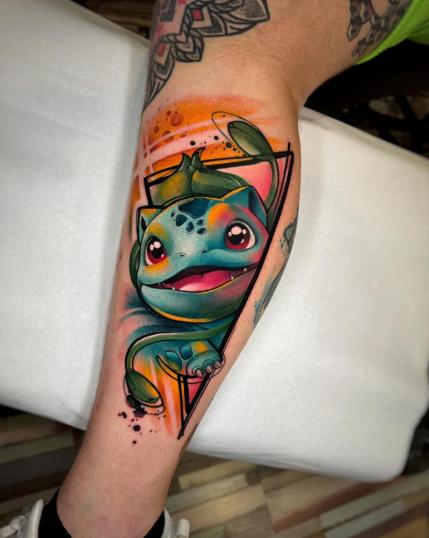 Tatuaje de Bulbasaur Pokémon en la pantorrilla realizado por Marta Pari tatuaje realizado por Marta Pari