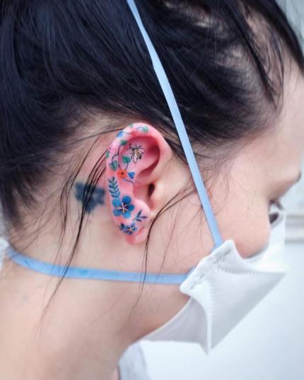 Tatuaje de flores en la oreja realizado por Zihee Tattoo tatuaje realizado por Zihee Tattoo