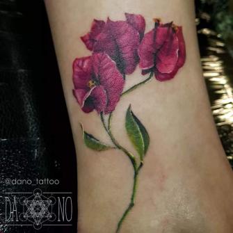 Tatuaje de bugambilia realizado por Dano tattoo tatuaje realizado por Dano tattoo