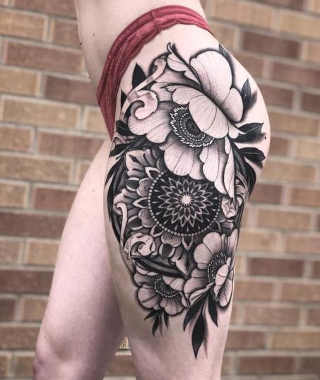 Tatuaje de flores y geometría realizado por Flower Of Life Studios tatuaje realizado por Flower Of Life Studios