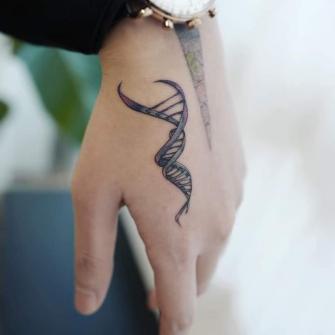 Tatuaje de ADN en la mano realizado por Un Grey tatuaje realizado por Un Grey