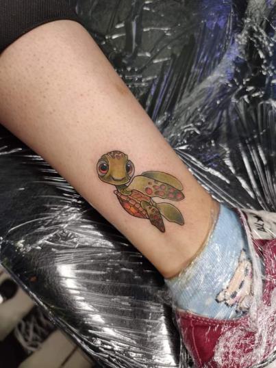 Tatuaje de tortuga pequeña realizado por Selene Shymphony tatuaje realizado por Selene Shymphony