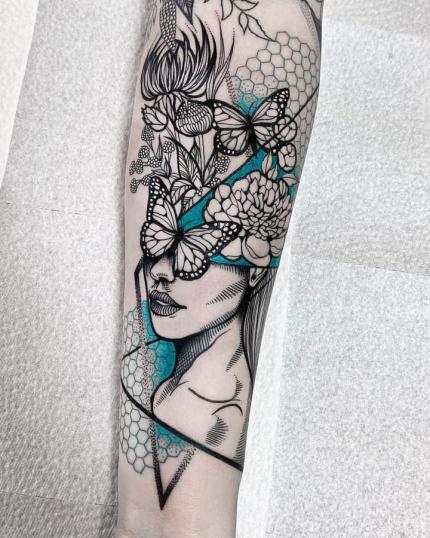 Tatuaje de mujer con flores silvestres realizado por Jessica Svartvit tatuaje realizado por Jessica Svartvit