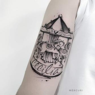 Tatuaje de carrusel con el nombre de Cecilia realizado por Michele Mercuri tatuaje realizado por Michele Mercuri