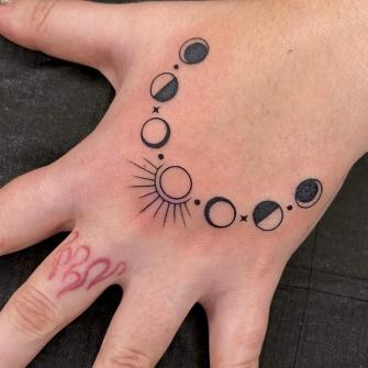 Tatuaje de Luna en la mano realizado por Agostina Perrone (La maga tattooer))  tatuaje realizado por Agostina Perrone
