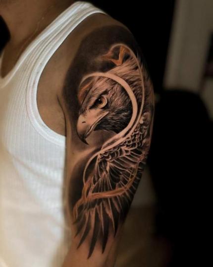 Tatuaje de aguila black and grey realizado por Carlos Samudio tatuaje realizado por Carlos Samudio