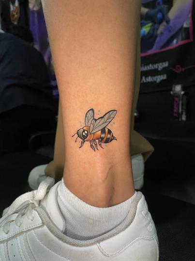 Tatuaje de abeja realizado por Edgar Constantino Flores (Tino) tatuaje realizado por Edgar Constantino Flores