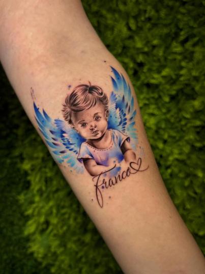 Tatuaje de Ángel con el nombre de Franco realizado por Mani Broowns tatuaje realizado por Mani Broowns