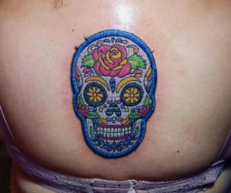 Tatuaje de calavera bordado realizado por Yukie Rivera tatuaje realizado por Yukie Rivera