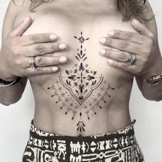 Tatuaje de ornamentos debajo del pecho realizado por mizzrotten  tatuaje realizado por mizzrotten 