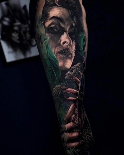 Tatuaje de Bellatrix Lestrange realizado por Nina Sun tatuaje realizado por Nina Sun