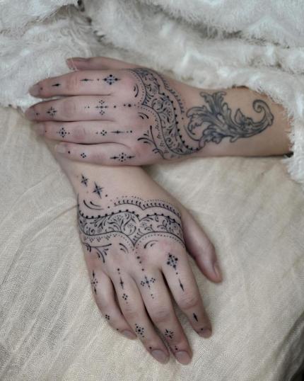 Ornamentos en la mano simétricos realizado por Blum tatuaje realizado por Blum