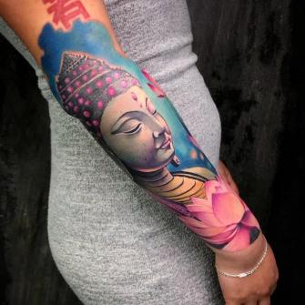 Tatuaje de buda a color en el antebrazo realizado por Dani Latymor tatuaje realizado por Dani Latymor