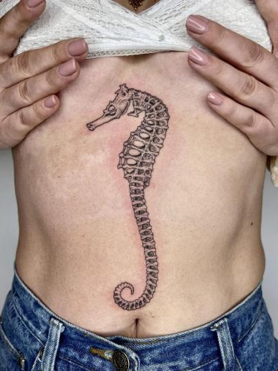 Tatuaje de caballo de mar realizado por Michele Volpi tatuaje realizado por Michele Volpi