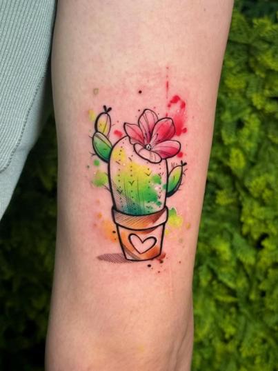 Tatuaje de cactus en el brazo realizado por Mani Broowns tatuaje realizado por Mani Broowns