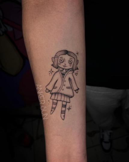 Tatuaje de Coraline realizado por Alejandra Sanchez tatuaje realizado por Alejandra Sanchez