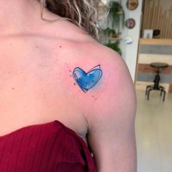 Tatuaje de corazón en el hombro realizada por Pablo Ortiz tatuaje realizado por Pablo Ortiz