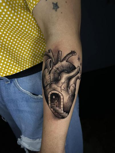 Tatuaje de corazón realizado por Rodrigo Guzmán (Tokie Roy) tatuaje realizado por Rodrigo Guzmán