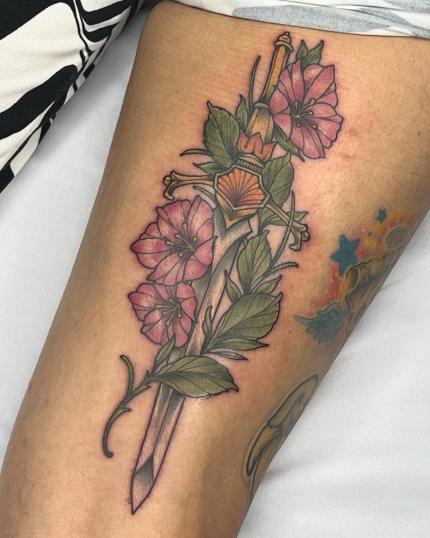 Tatuaje de daga con flores realizado por Rolando Castillejos tatuaje realizado por Rolando Castillejos
