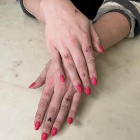 Tatuaje de dedos divertidos realizado por Pauline Tattoo tatuaje realizado por Pauline Tattoo