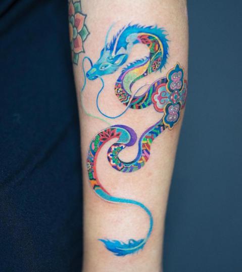 Tatuaje de dragón en patrones tradicionales coreanos realizado por Jeeny Heeya tatuaje realizado por Jeeny Heeya