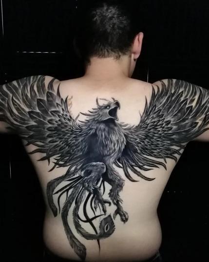 Tatuaje de ave fénix en la espalda realizada por Kena CoRu tatuaje realizado por Kena CoRu