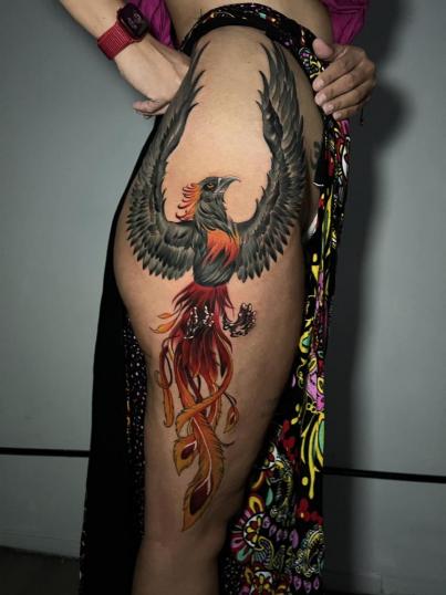 Tatuaje de ave fénix en toda la pierna realizado por Daniel Ramos tatuaje realizado por Daniel Ramos
