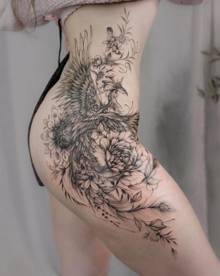 Tatuaje de ave fénix en la cadera y muslo realizado por Stella Tattoo tatuaje realizado por Stella Tattoo