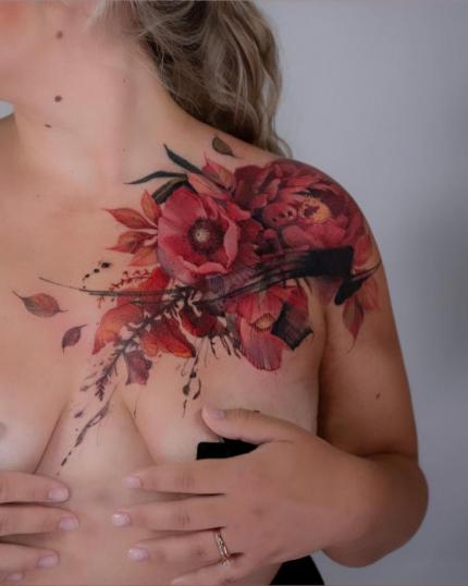 Tatuaje de flores en el pecho y hombro realizados por Deanna Jame tatuaje realizado por Deanna Jame