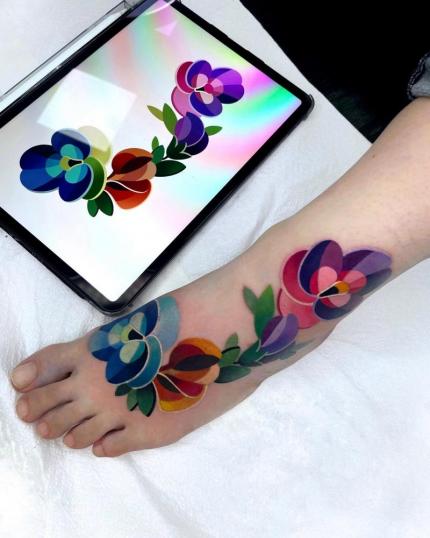 Tatuaje de flores de colores en el pie realizado por Natsi Tattoo tatuaje realizado por Natsi Tattoo