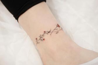 Tatuaje de flores mini en el tobillo realizado por Tattooist Hadam tatuaje realizado por Tattooist Hadam