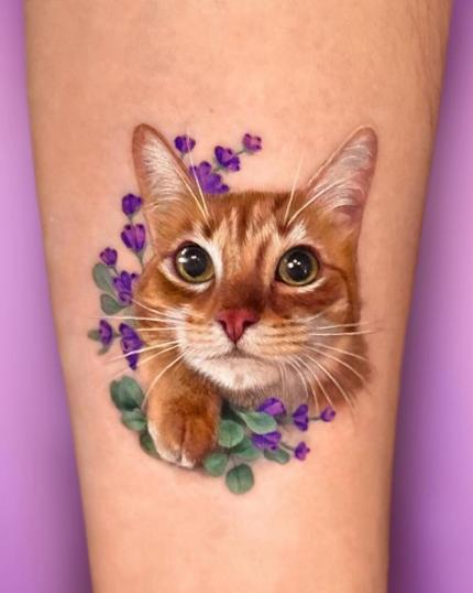 Tatuaje de gato con flores realizado por María Smith en Colombia  tatuaje realizado por María Smith