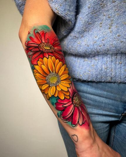 Tatuaje de Gerberas en el antebrazo realizado por Marta Pari tatuaje realizado por Marta Pari