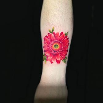 Tatuaje de gerbera realizado por Brandon Quintana tatuaje realizado por Brandon Quintana