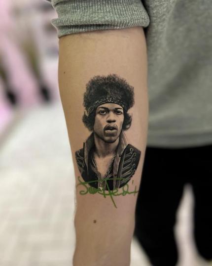 Tatuaje de Jimi Hendrix en el antebrazo realizado por Daniel Gulliver tatuaje realizado por Daniel Gulliver