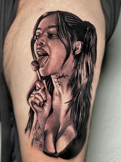 Tatuaje de Karely Ruiz realizado por Leonardo Lara tatuaje realizado por Leonardo Lara