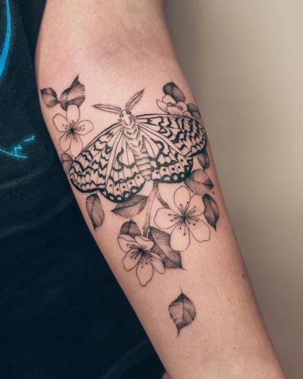 Tatuaje de mariposa en su cama Sakura realizado por Kimi Duck tatuaje realizado por Kimi Duck