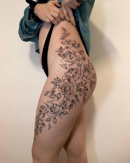 Tatuaje de rosas en toda la pierna y glúteo realizado por Kimi Duck tatuaje realizado por Kimi Duck