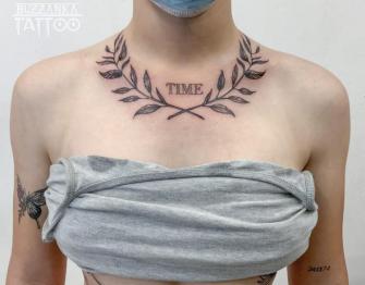 Tatuaje de laureles en el cuello realizado por Buzzanka tatto tatuaje realizado por Buzzanka tatto