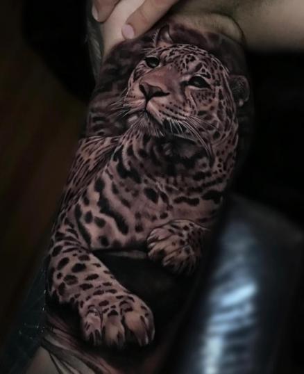 Tatuaje de leopardo en black and grey realizado por Robi Delgado tatuaje realizado por Robi Delgado