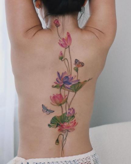 Flor de loto floreciendo en la espalda realizado por Eunmi Song tatuaje realizado por Eunmi Song