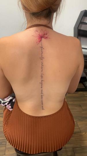 Tatuaje de flor en la espalda con una frase realizado por Maafer Barron tatuaje realizado por Maafer Barron