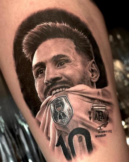 Tatuaje de Lionel Messi retrato realizado por Fernando Campos tatuaje realizado por Fernando Campos