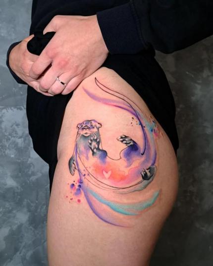 Tatuaje de nutria acuarela en el glúteo realizado por Simona Blanar tatuaje realizado por Simona Blanar