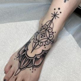 Tatuaje de ornamentos en el pie realizado por Lost heart tattoo tatuaje realizado por Lost heart tattoo