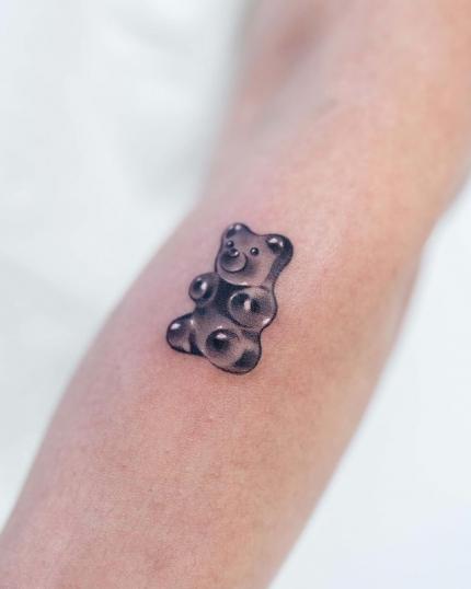 Tatuaje de oso de gomita realizado por Foret Tattoo tatuaje realizado por Foret Tattoo