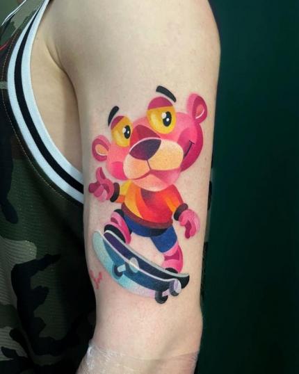 Tatuaje de la pantera rosa realizado por Natsi Tattoo tatuaje realizado por Natsi Tattoo