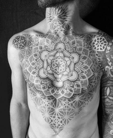 Tatuaje de geometría sagrada en pecho y cuello realizado por Manus Eraña tatuaje realizado por Manus Eraña