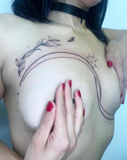 Tatuaje de ornamentos en el pecho realizado por Trisha Morse Tattoo tatuaje realizado por Trisha Morse Tattoo